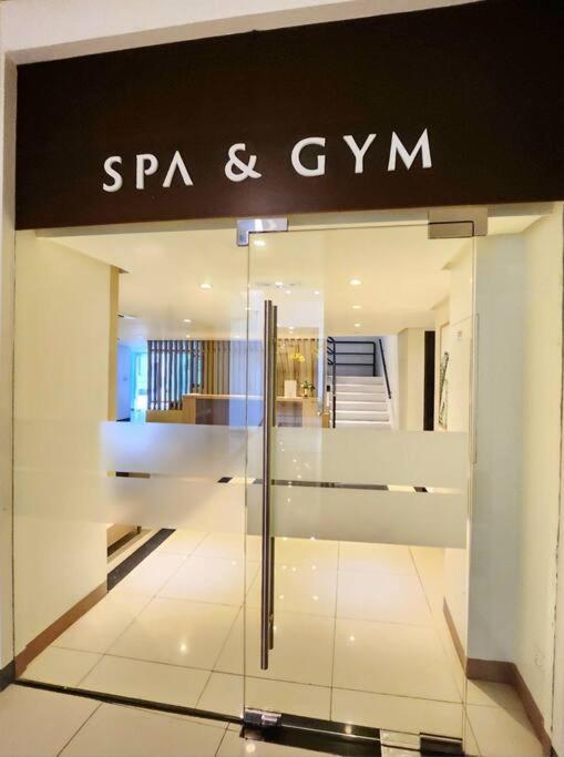 Cosy Executive 1 Bedroom Uptown Parksuites Ultra Fast Internet マニラ市 エクステリア 写真