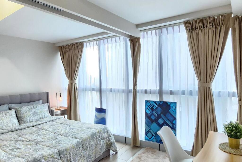Cosy Executive 1 Bedroom Uptown Parksuites Ultra Fast Internet マニラ市 エクステリア 写真